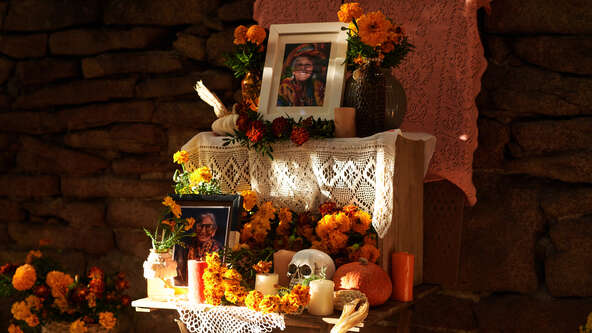 Discover meaningful Día de Los Muertos-inspired memorial gifts to honor loved ones year-round. Explore frames, candles, and keepsakes that celebrate life and remembrance.
