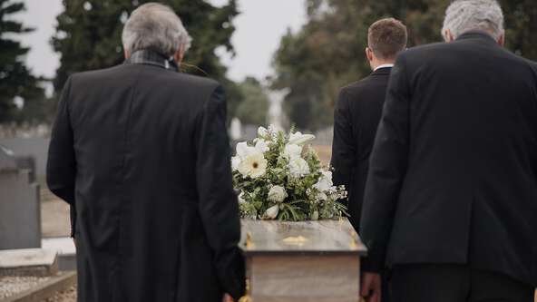 Learn what a pallbearer does, who to choose, and what to expect. This guide covers pallbearer duties, etiquette, and tips for first-timers at funerals or memorials.
