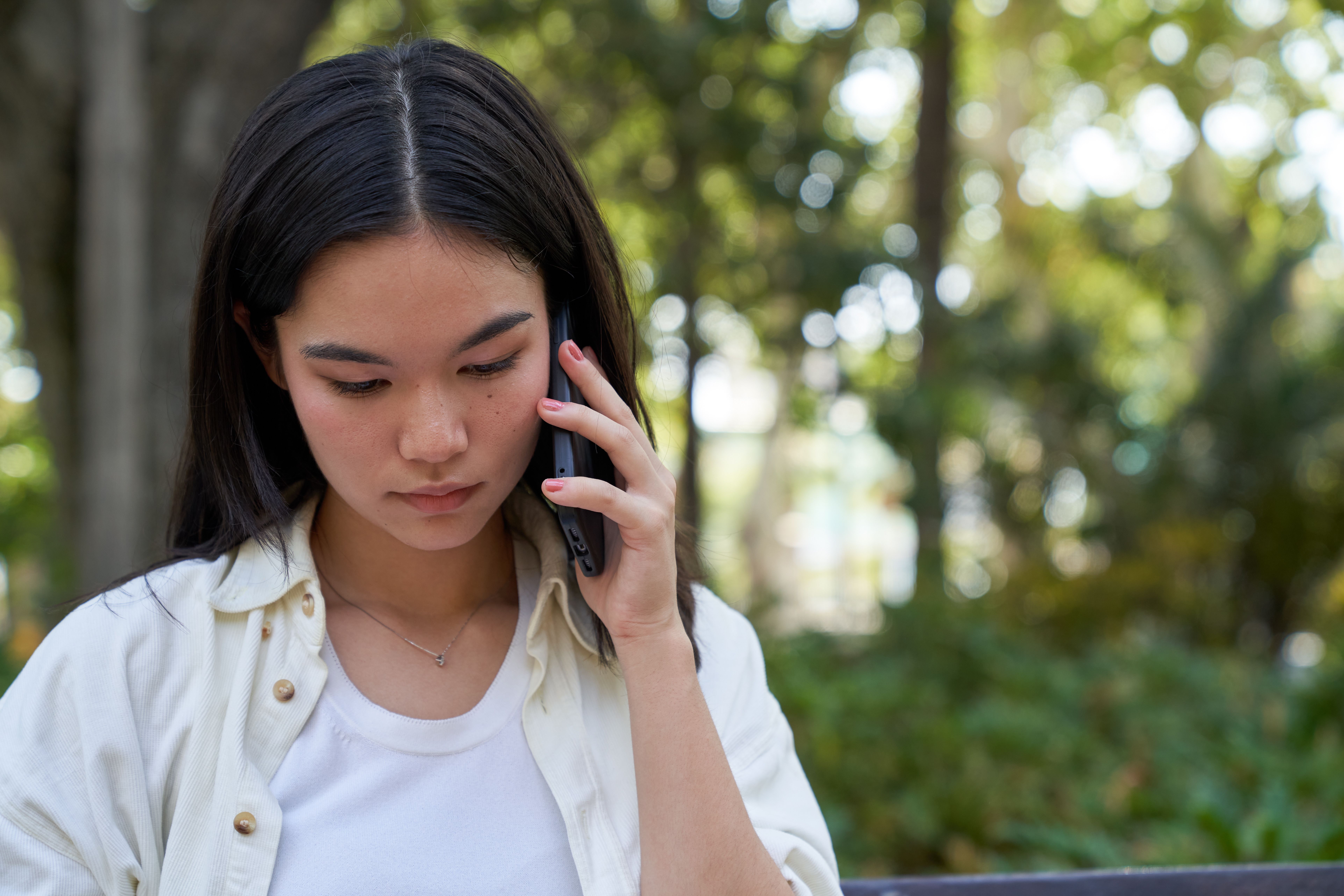 Not sure how to tell someone a loved one died? Gentle advice on what to say and how to share the news with family, friends, and coworkers.