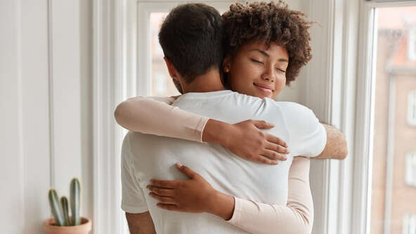 Discover our guide to high-quality sympathy gifts under $100, featuring free shipping and personalization for a meaningful tribute.