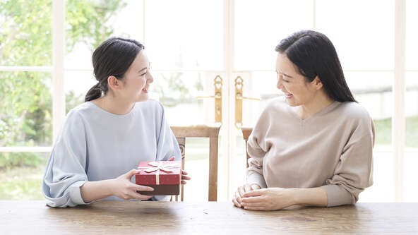 Use our gift guide for high-quality sympathy gifts under $50, all with free shipping. Personalize for a lovely tribute.