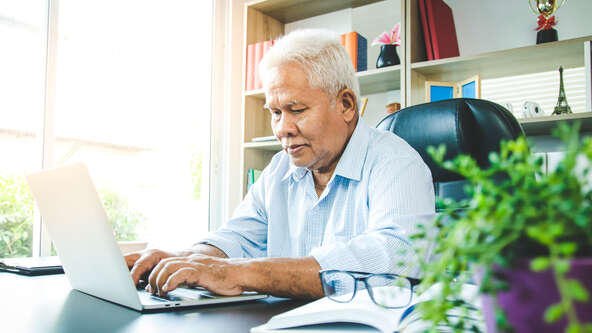 Learn about Social Security survivor benefits including the lump sum death benefit, repayment rules, divorced spouses, and age-based payment differences.