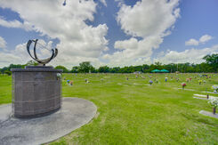 Glen Haven Memorial Gardens, monument