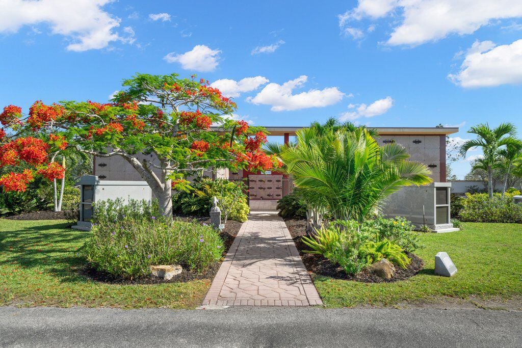 Charlotte Memorial Cemetery, mausoleum