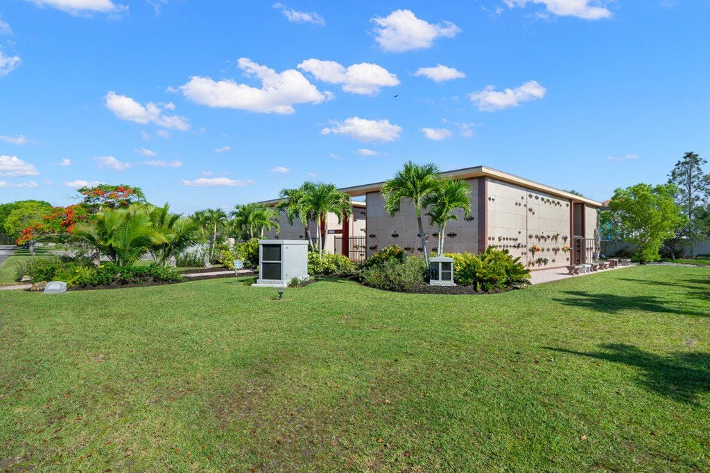 Charlotte Memorial Cemetery, mausoleum