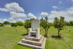 Glen Haven Memorial Gardens, monument