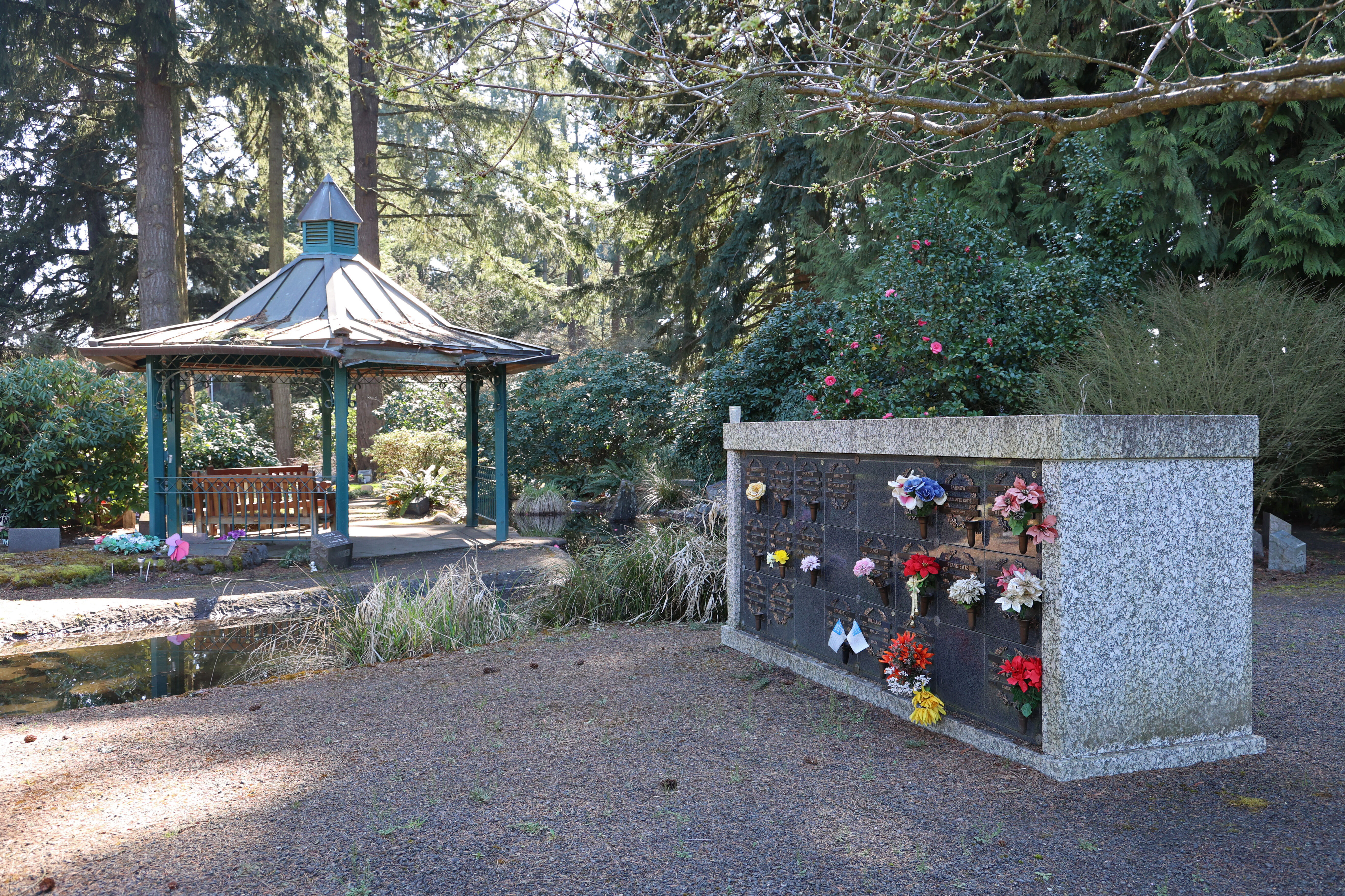 West Lawn Memorial Park, niches